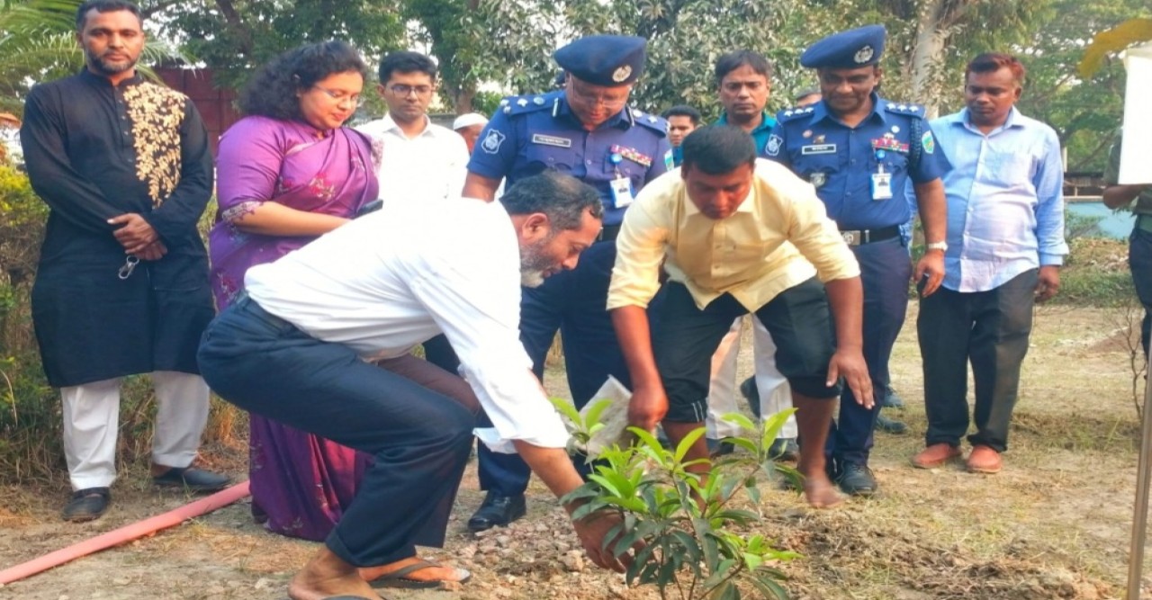 নন্দীগ্রামে বিভাগীয় কমিশনারের উপজেলা পরিষদ পরিদর্শন, সেলাই মেশিন ও রেইনকোট বিতরণ