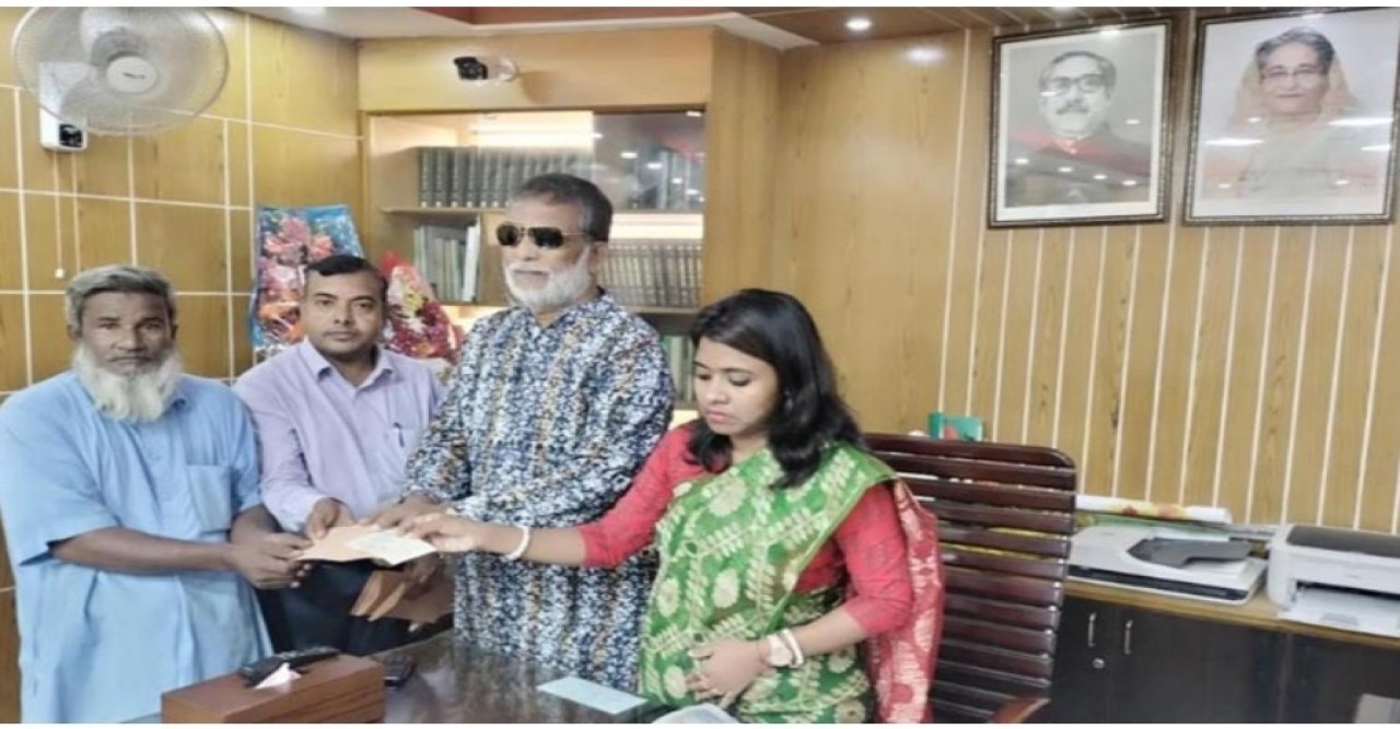 আদমদীঘিতে অগ্নিকান্ডে ক্ষতিগ্রস্থ ব্যবসায়ীদের অর্থ সহায়তা প্রদান