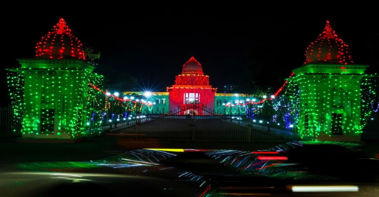 বিজয় দিবসে লাল-সবুজ আলোয় সেজেছে ঢাকা