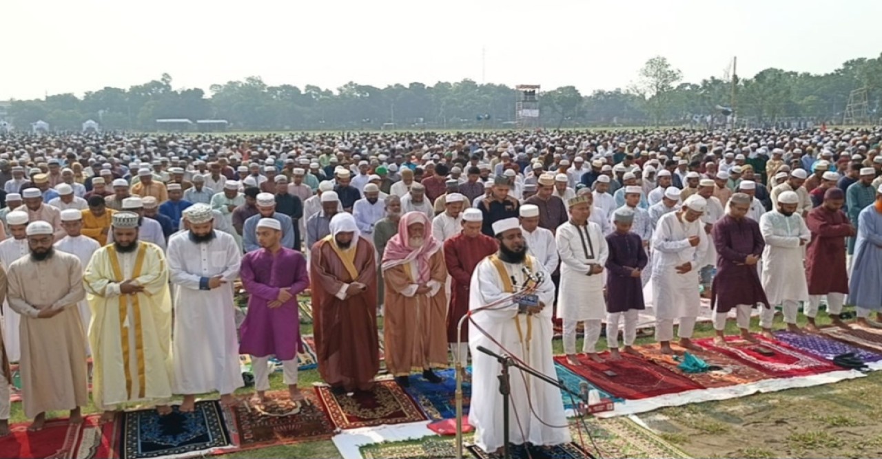 ঐতিহাসিক গোর-এ-শহীদ ময়দানে লক্ষাধিক মুসল্লির ঈদের নামাজ আদায়