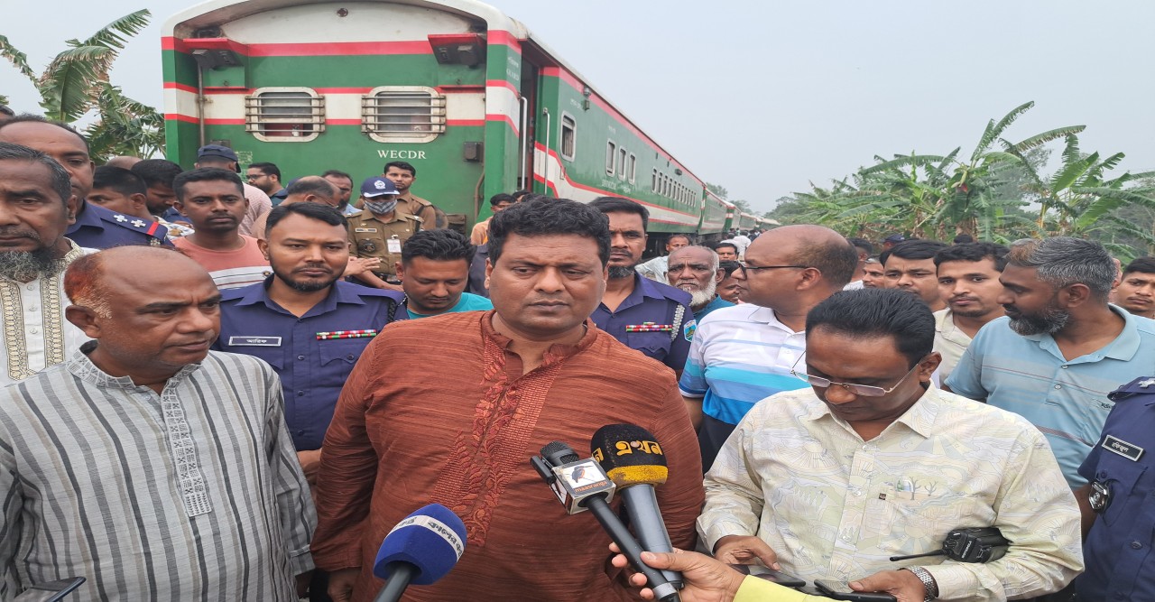 সান্তাহারে নীলসাগর এক্সপ্রেস লাইনচ্যুত: ৯ বগি উদ্ধারে জোর তৎপরতা, রেল যোগাযোগ বন্ধ