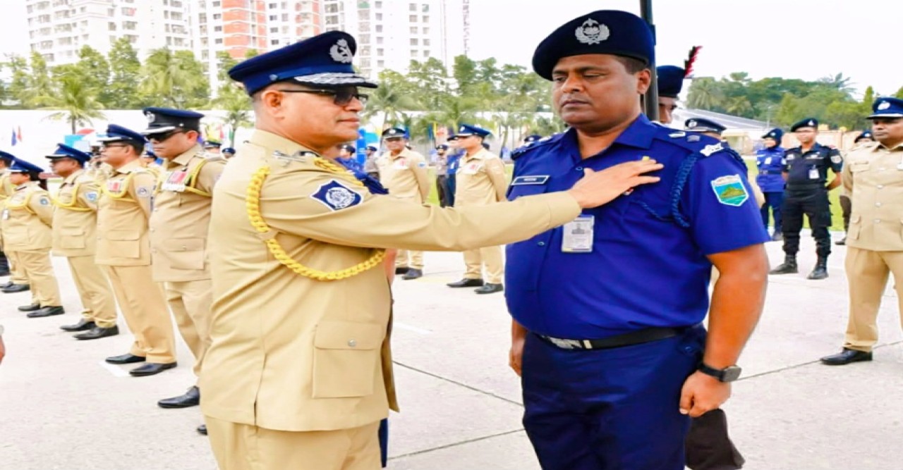 পেশাগত দক্ষতার অনন্য স্বীকৃতি: আইজিপি ব্যাজ  অর্জন করলেন- বগুড়া পুলিশ সুপার  মির্জা সায়েম মাহমুদ