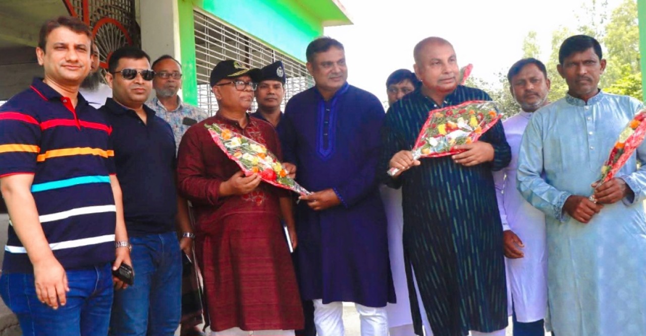নাটোর জেলার সিংড়া থানার হুলহুলিয়া সামাজিক উন্নয়ন পরিষদ পরিদর্শন করেন ডিআইজি