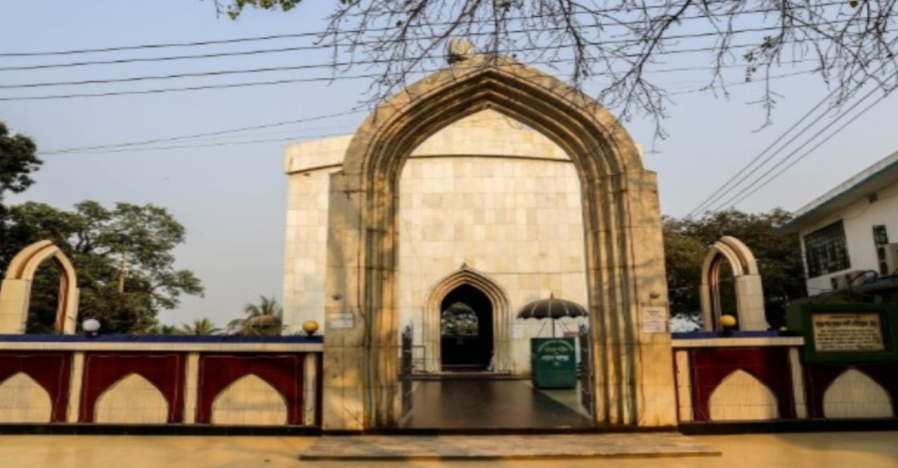 বগুড়ার মহাস্থানগড়ের শাহ সুলতান বলখী (রহ.) মাজারের দানবাক্সে তিন মাসে সাড়ে ৩৪ লাখ টাকা