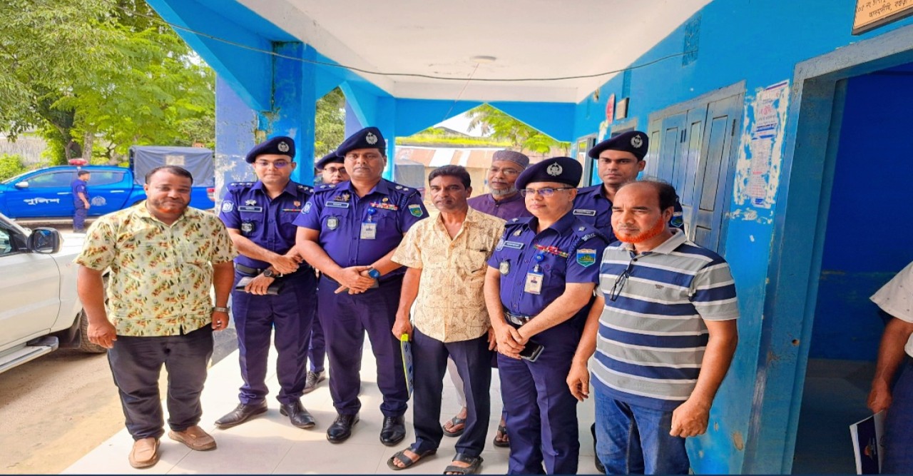 আদমদীঘি থানা সার্কেল অফিস ও চাঁপাপুর পুলিশ ফাঁড়ি পরিদর্শন করলেন বগুড়া পুলিশ সুপার মির্জা সায়েম মাহমুদ