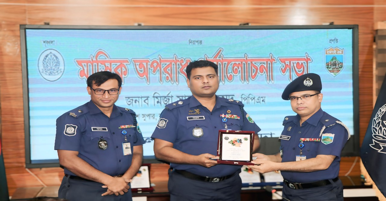 মাদকের বিরুদ্ধে, ইভটিজিং বাল্যবিবাহ, অপরাধ দমন, পুলিশিং কার্যক্রমের জন্য সম্মাননা স্মারক পুরস্কার পেলেন আদমদীঘি ওসি