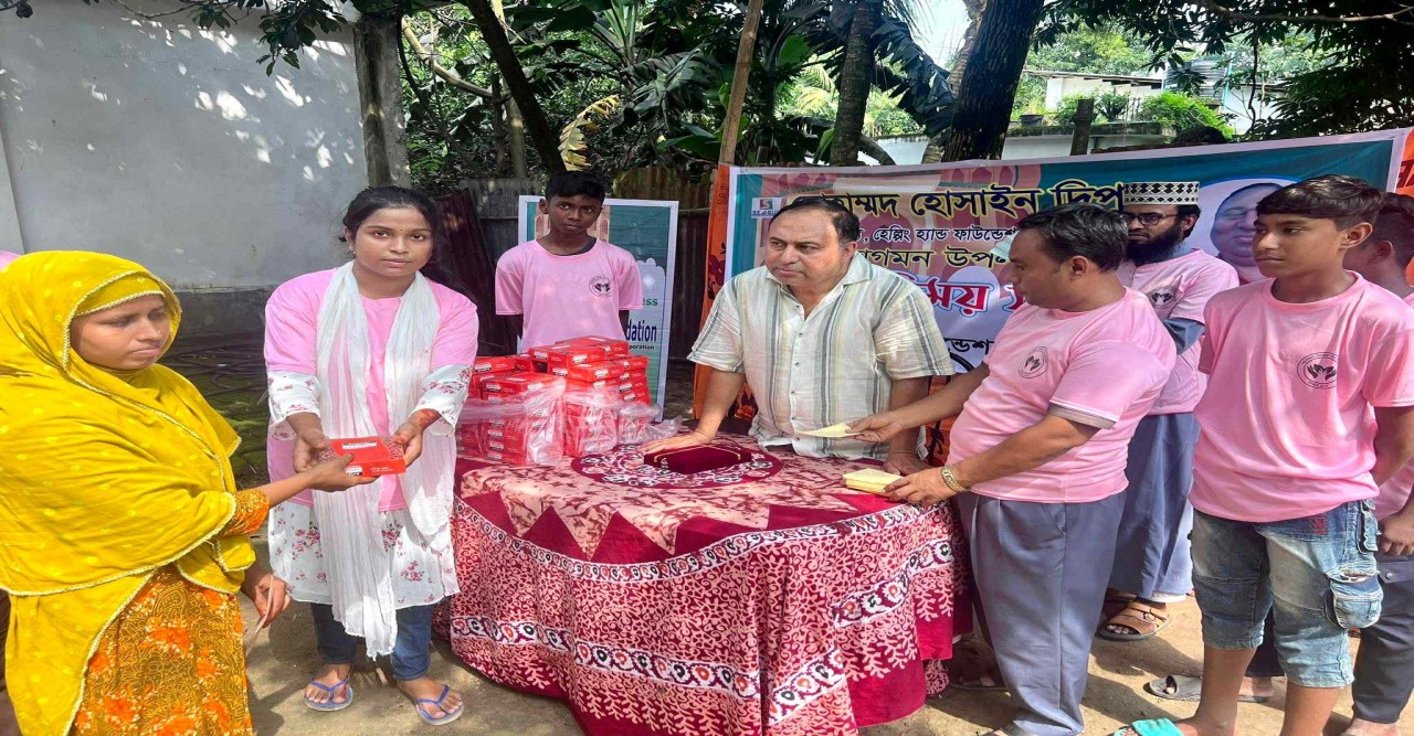 হেল্পিং হ্যান্ড ফাউন্ডেশনের উদ্যোগে দুঃস্থদের সহায়তা