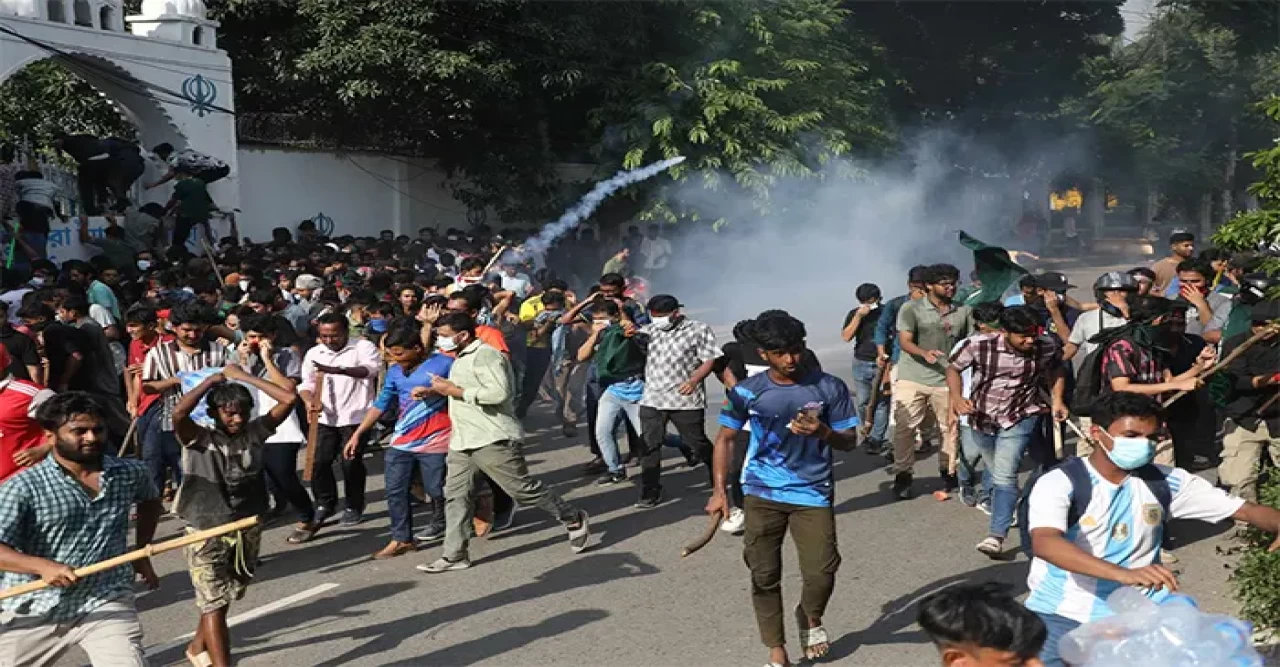 ঢাবিতে শিক্ষার্থীদের ওপর সাউন্ড গ্রেনেড, টিয়ারসেল ও রাবার বুলেট নিক্ষেপ