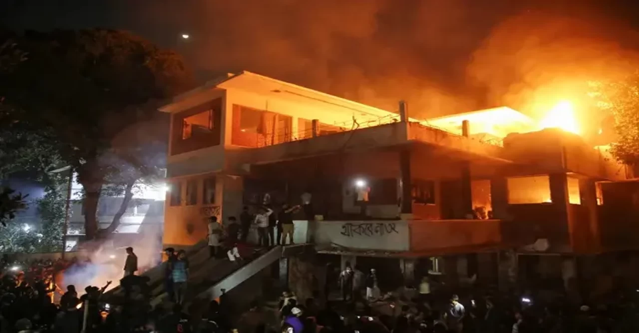 কেন স্বাধীনতার স্থপতি শেখ মুজিবের বাড়িতে আগুন দিল জনতা?