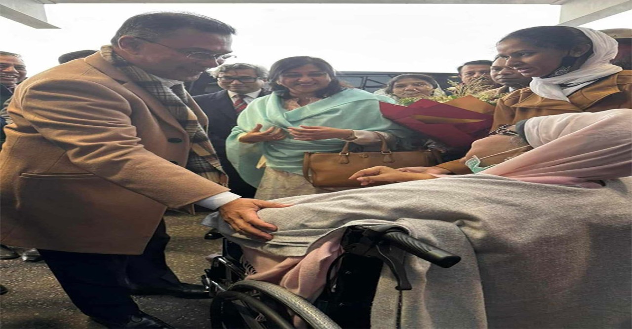 লন্ডনে পৌঁছেছেন খালেদা জিয়া, মাকে স্বাগত জানালেন তারেক রহমান
