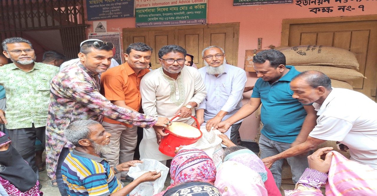 ছাতিয়ানগ্রাম ইউনিয়ন পরিষদে প্রধানমন্ত্রীর উপহার ১০ কেজি করে চাল বিতরণ