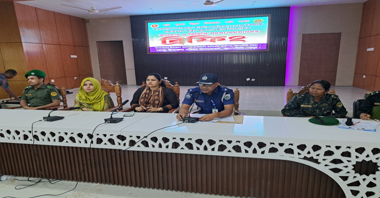 বগুড়া জেলার আদমদীঘি উপজেলায় পূজা মন্ডপে আইন-শৃঙ্খলা পরিস্থিতি বজায় রাখতে আনসার-ভিডিপি সদস্যদের ব্রিফিং