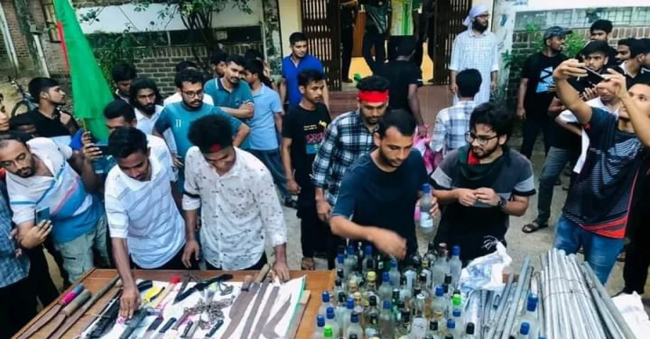 ছাত্রলীগ নেতাদের রুম থেকে বিপুল পরিমাণ অস্ত্র উদ্ধার