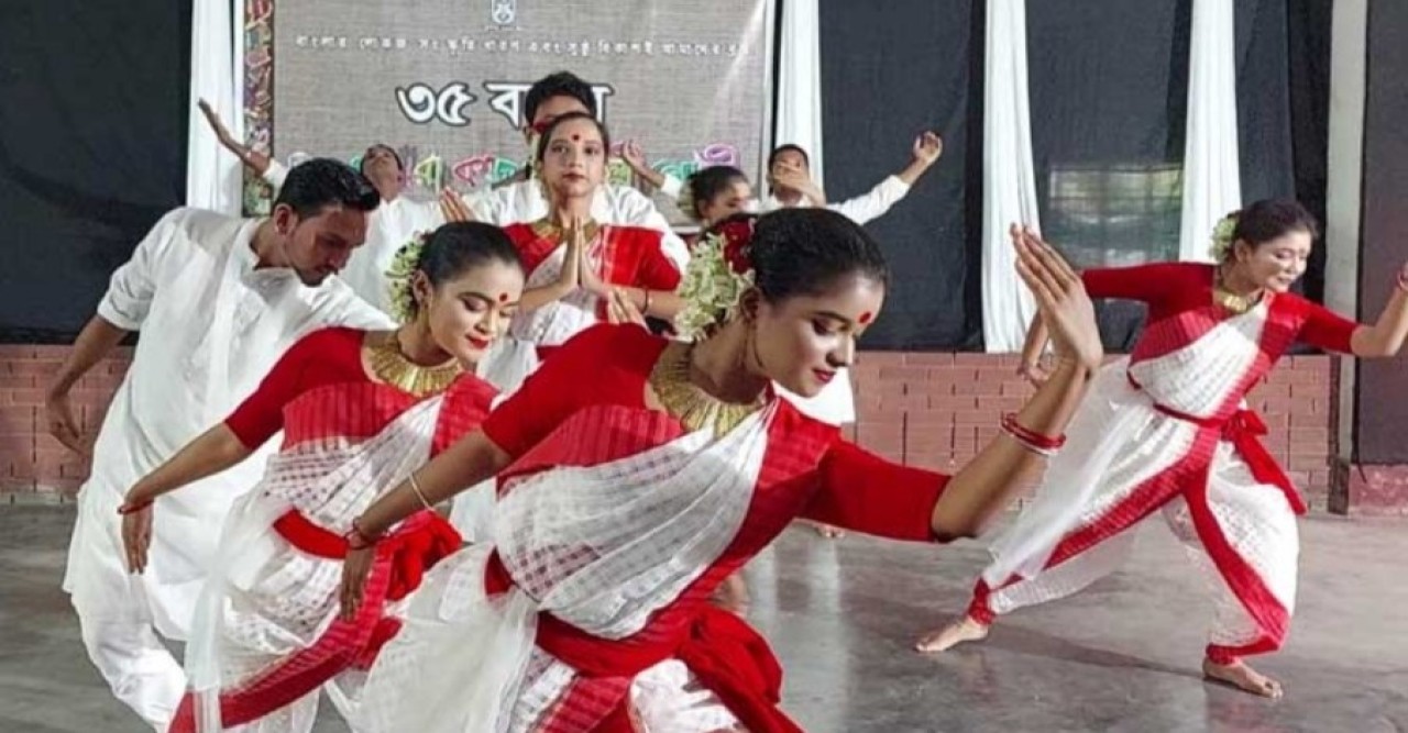 বগুড়ার 'আমরা ক'জন' শিল্পী গোষ্ঠীর বছরব্যাপী অনুষ্ঠান মালার উদ্বোধন