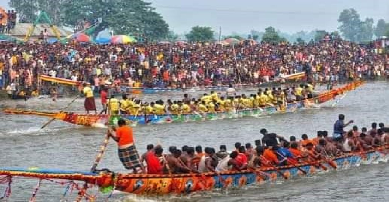 নৌকাবাইচ দেখতে বগুড়ার ইছামতী নদীর পাড়ে হাজারো মানুষের ঢল