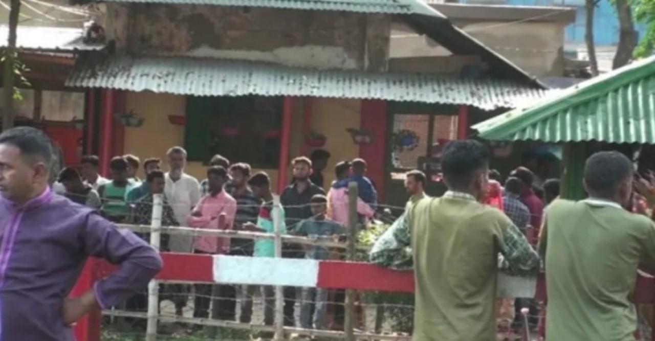 কাঁটাতারের বেড়া ভালোবাসা ভাগ করতে পারেনি!