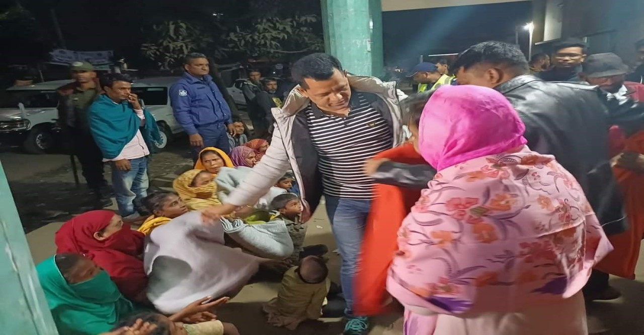 বগুড়ায় শীতার্তদের মাঝে কম্বল বিতরণ করলেন জেলা প্রশাসক   সাইফুল ইসলাম