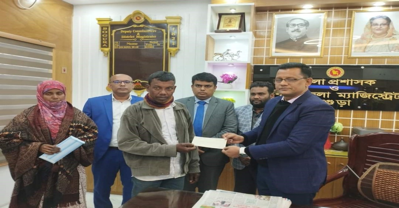 বগুড়ায় রিকশা চালকের স্ত্রীকে প্রধানমন্ত্রীর নির্দেশে চাকরি দিলেন জেলা প্রশাসক - সাইফুল ইসলাম