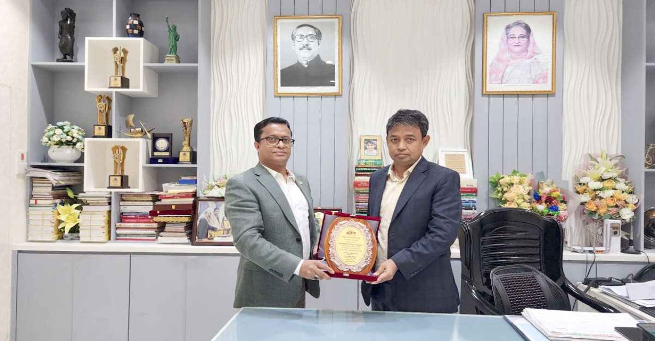 ডিবি প্রধান হারুন রশিদ ফোবানা ২০২৩ সম্মাননা ক্রেস্ট  গ্রহন করলেন