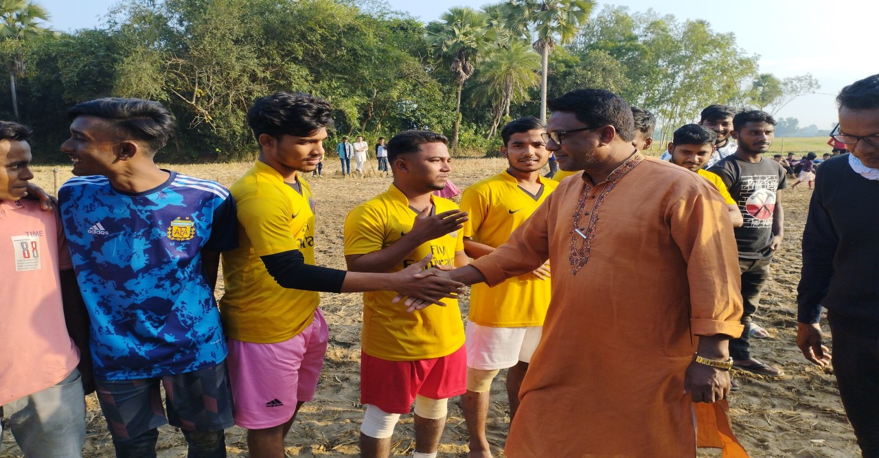 D.X.N এর সৌজন্যে ফুটবল ক্রীড়া প্রতিযোগিতার ম‍্যাচের শুভ উদ্বোধন করলেন চেয়ারম্যান  আব্দুল হক আবু