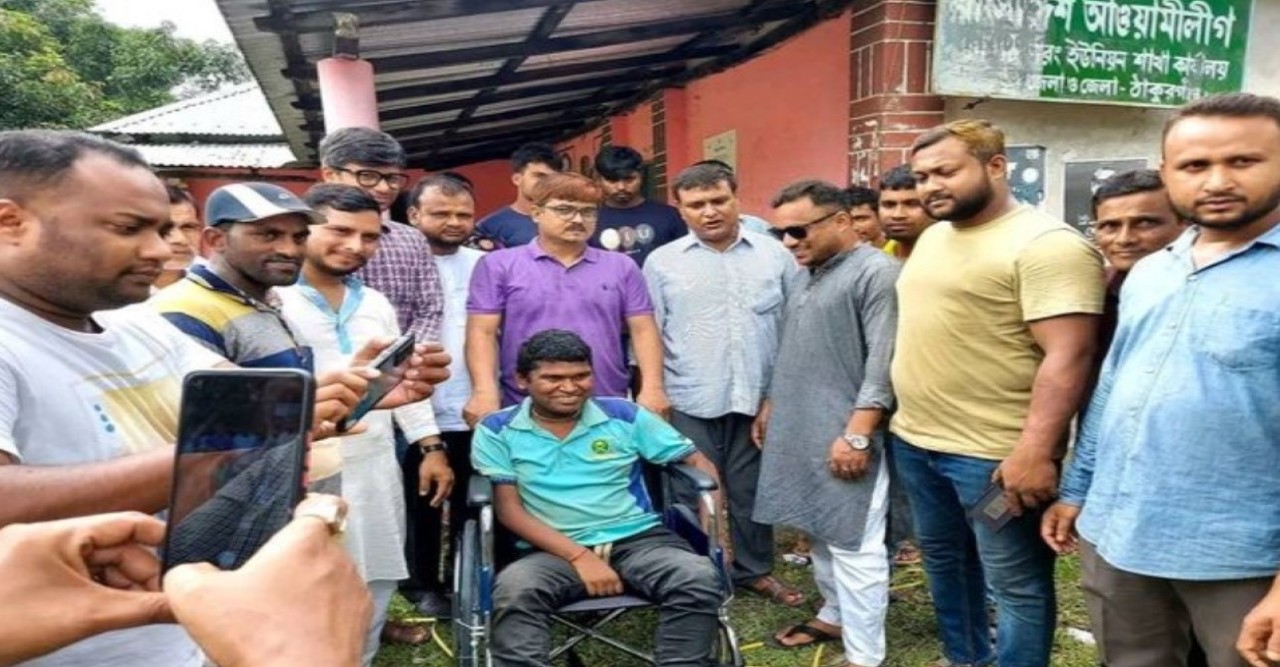 ঠাকুরগাঁওয়ে ফেইসবুক স্টেটাস দেখে হুইল চেয়ার নিয়ে ছুটে গেলেন মানবতার ফেরিওয়ালা