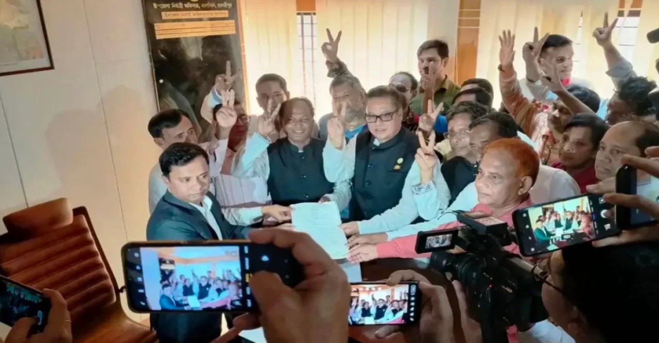 গোলাপের বিরুদ্ধে নকুল, আচরণবিধি লঙ্ঘন করে নৌকা প্রার্থীর মনোনয়ন জমা