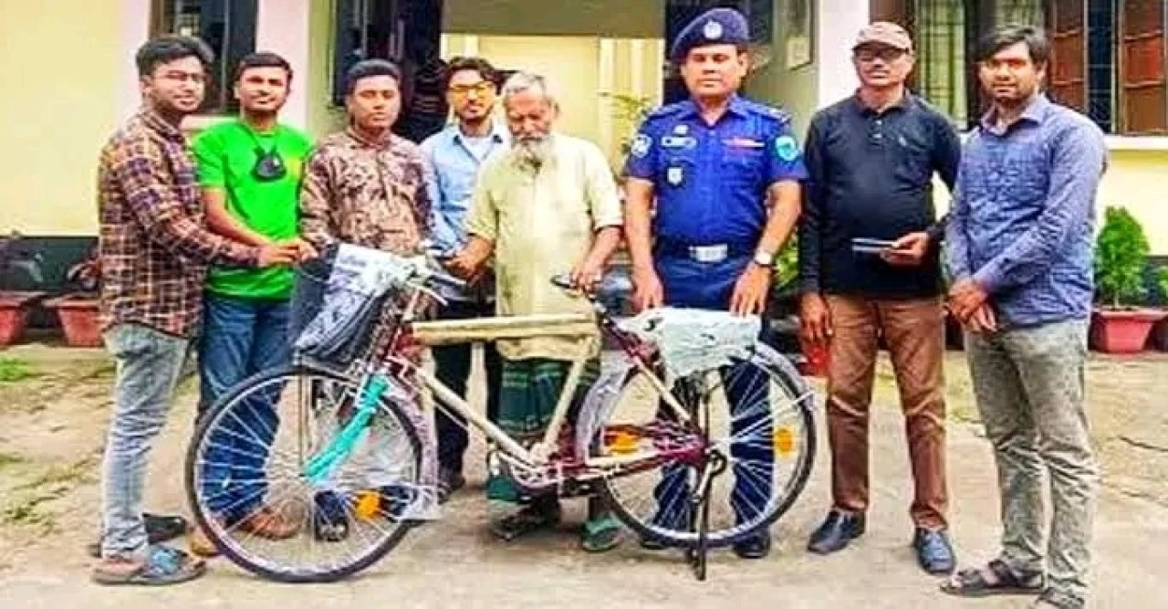 বগুড়ায় ৩৭ বছর পায়ে হেঁটে পত্রিকা বিক্রি: পাশে দাঁড়ালেন ওসি