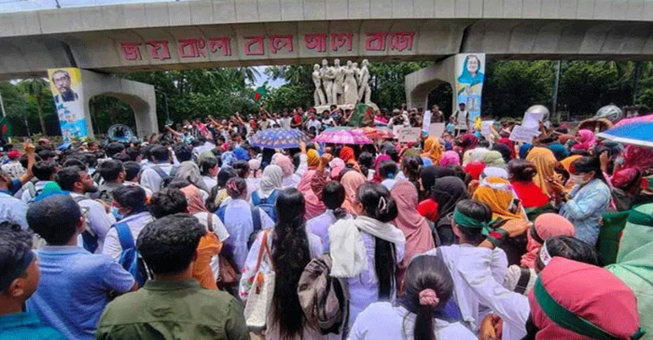 হল ছাড়ার নির্দেশ প্রত্যাখ্যান ঢাবি শিক্ষার্থীদের