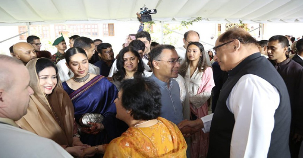 যমুনায় প্রধানমন্ত্রীর ঈদ শুভেচ্ছা বিনিময়ে বিশিষ্টজনদের মিলনমেলা
