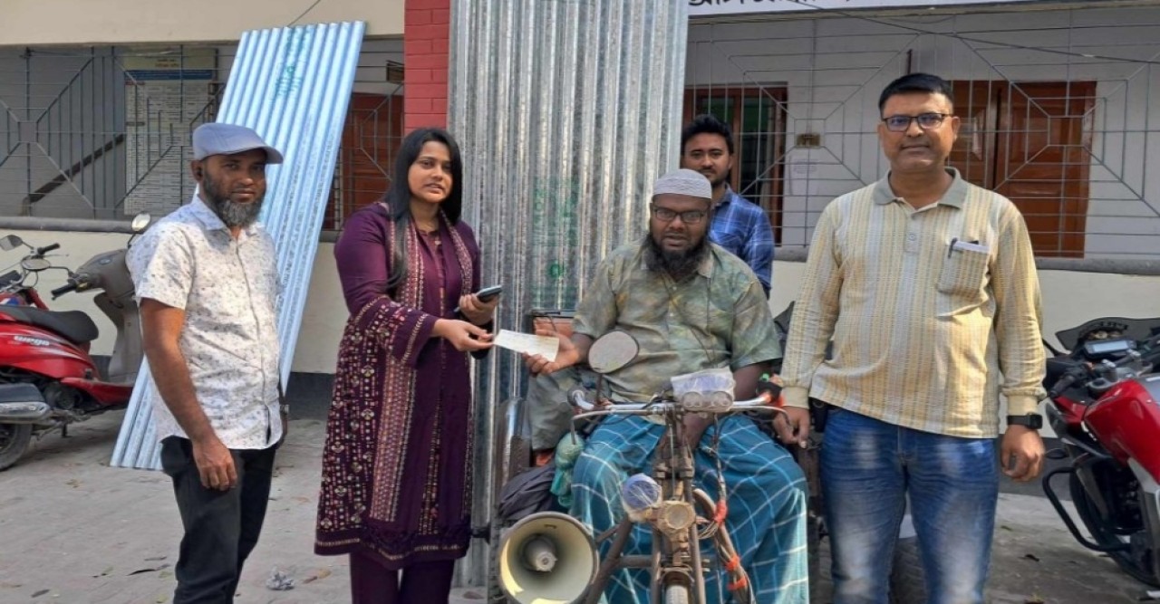 বগুড়ার আদমদীঘিতে প্রতিবন্ধী ভিক্ষুককে ঢেউটিন ও আর্থিক সহায়তা দিলেন ইউএনও- রুমানা আফরোজ