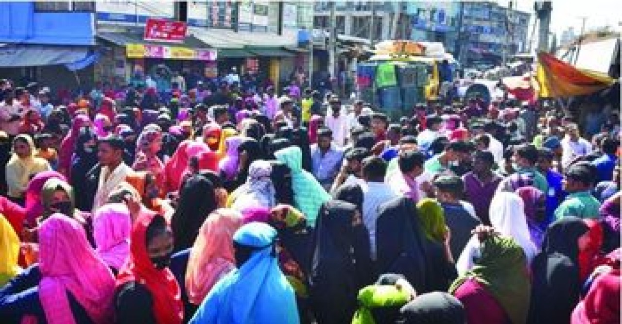 নোটিশ ছাড়া কারখানা বন্ধ, শ্রমিকদের বিক্ষোভে সড়ক বন্ধ সকাল থেকে দুপুর পর্যন্ত মানুষের ভোগান্ত