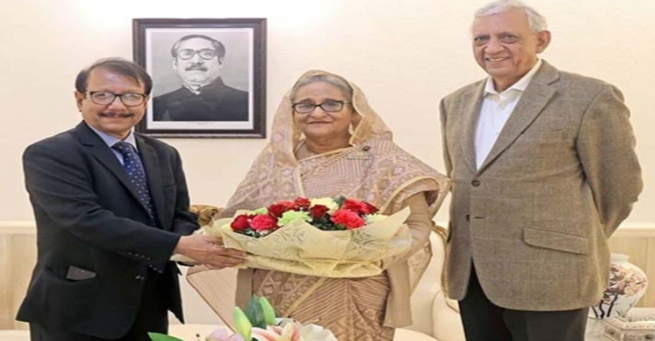 প্রধানমন্ত্রীর সঙ্গে দুই উপদেষ্টার শুভেচ্ছা বিনিময়