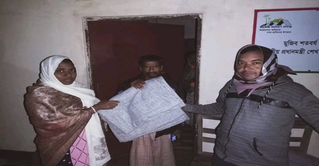 আদমদীঘিতে গভীর রাতে অসহায় দুস্থ শীতার্থ মানুষের মাঝে শীতবস্ত্র বিতরণ