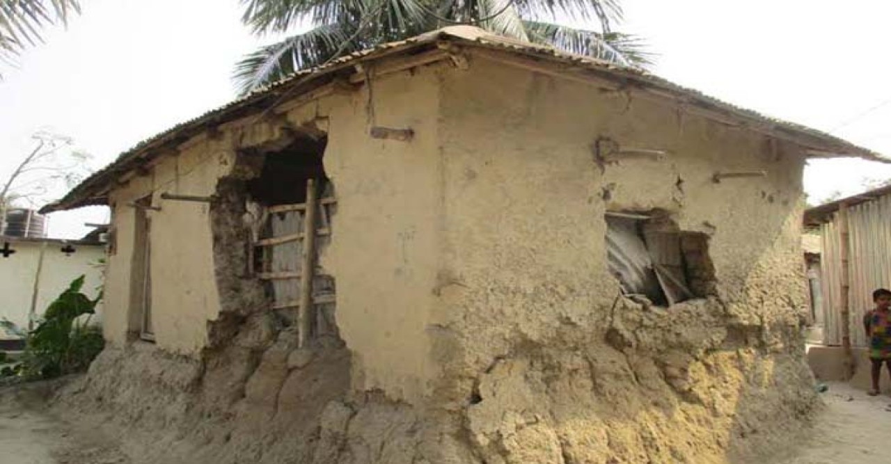 আধুনিকতার ছোঁয়ায় হারিয়ে যাচ্ছে মাটির ঘর