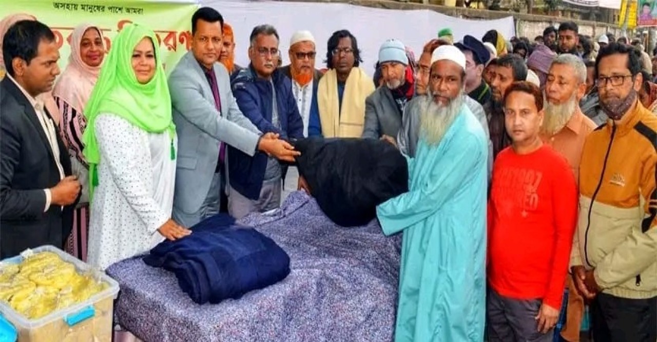 বগুড়ায় ছিন্নমূল মানুষের মাঝে মুনলাইটের শীতবস্ত্র ও খাবার বিতরণ