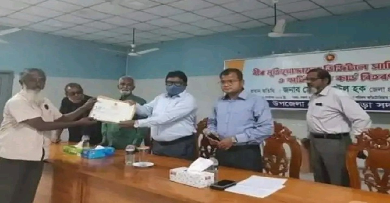বগুড়ায় বীর মুক্তিযোদ্ধাদের মাঝে স্মার্ট আইডি কার্ড বিতরণ