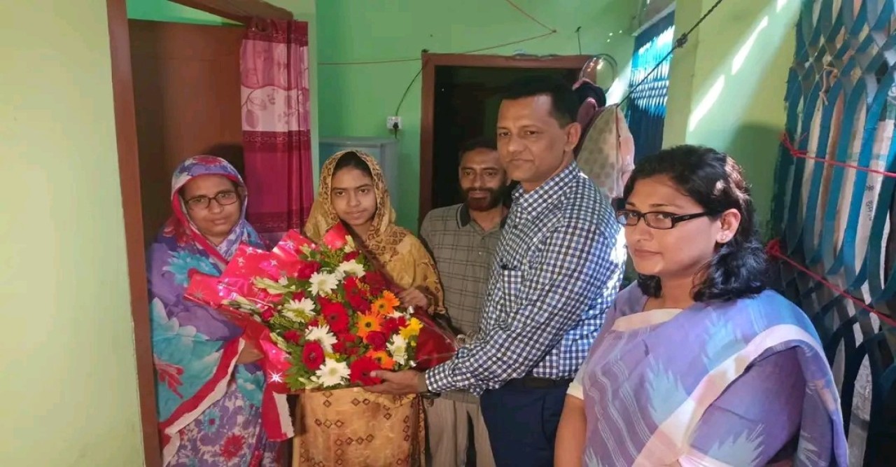 মেডিকেলে চান্স পাওয়া দরিদ্র নাজিরার পাশে বগুড়ার জেলা প্রশাসক- সাইফুল ইসলাম