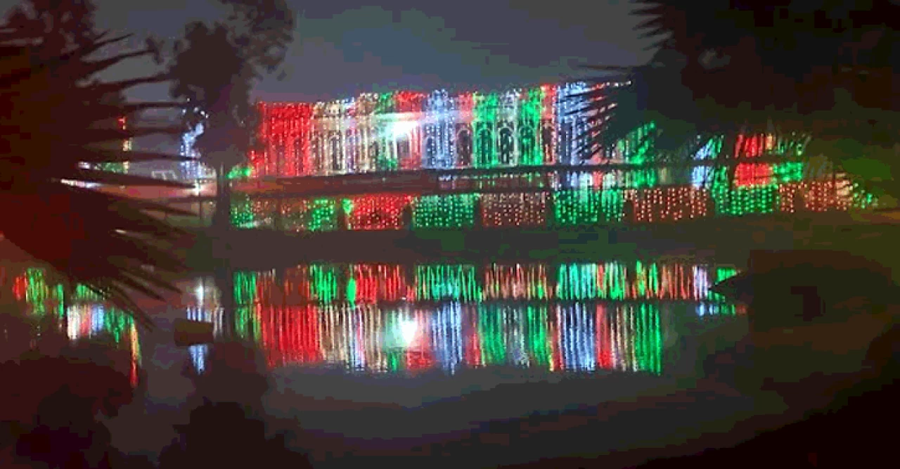 বিজয় দিবসে পতাকার লাল সবুজ আলোয় সেজেছে নারায়ণগঞ্জ