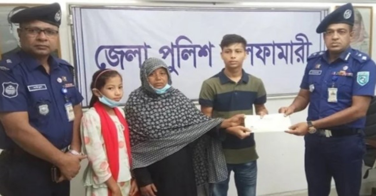 রনির মুখে হাসি ফুটিয়েছেন নীলফামারী পুলিশ সুপার।