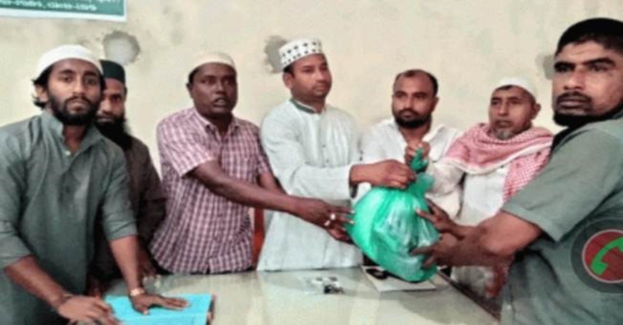 নড়াইল সদর উপজেলার শড়াতলা গ্রামে ১৬০ জনের মাঝে ইফতার সামগ্রী বিতরণ করেছেন প্রবাসীরা