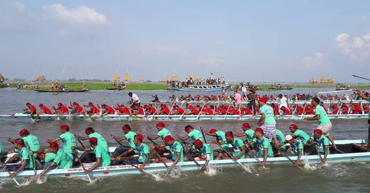 গ্রামবাংলার ঐতিহ্যকে টিকিয়ে রাখতে নওগাঁয় নৌকা বাইচ প্রতিযোগিতা
