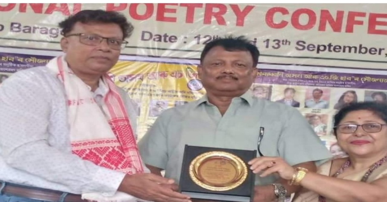 ভারতে কবি সম্মেলনে শ্রেষ্ঠ কবির সম্মাননা পেলেন  কবি আককাস