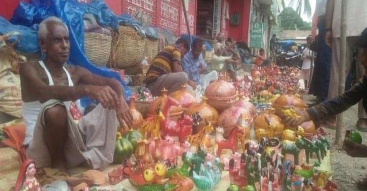 দুপচাঁচিয়ায় পূজা মেলায় ফিরেছে মাটির শিল্প।