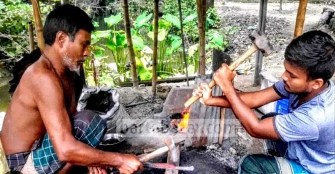 কোরবানীর ঈদকে সামনে রেখে পাঁচবিবিতে ব্যস্ত সময় পার করছেন কামাররা