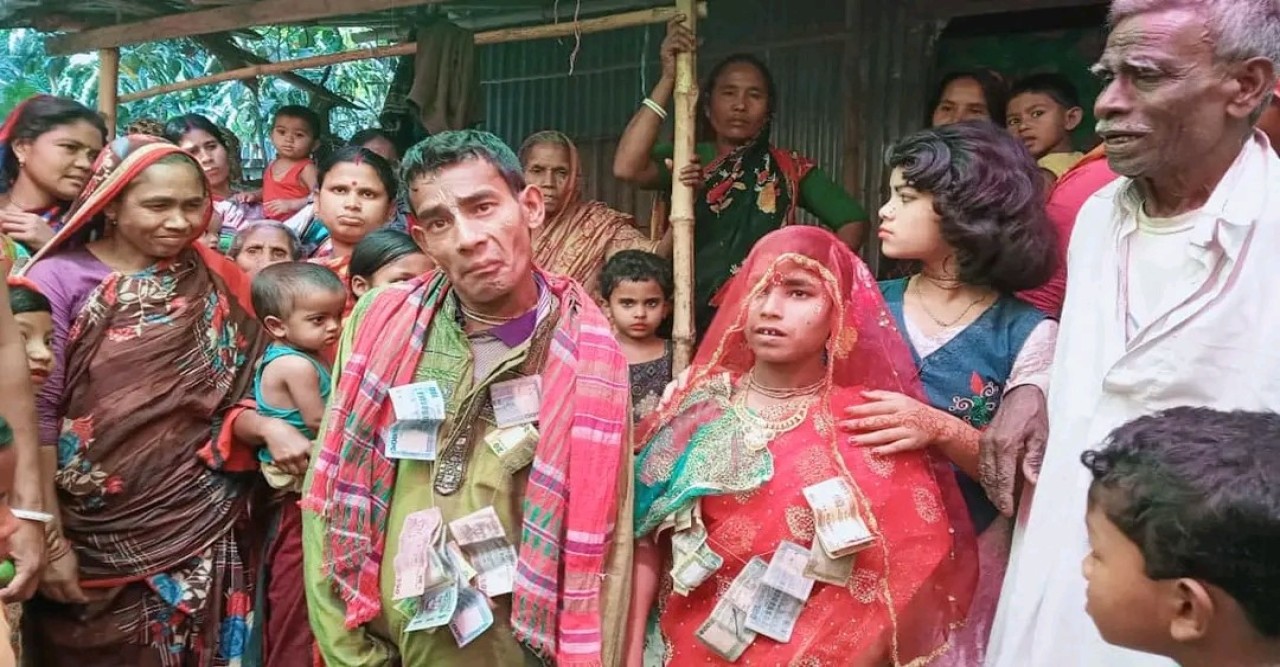 দুই প্রতিবন্ধীর বিয়েতে ১০ ভ্যান নিয়ে এলাকাবাসীর আনন্দ র‍্যালি