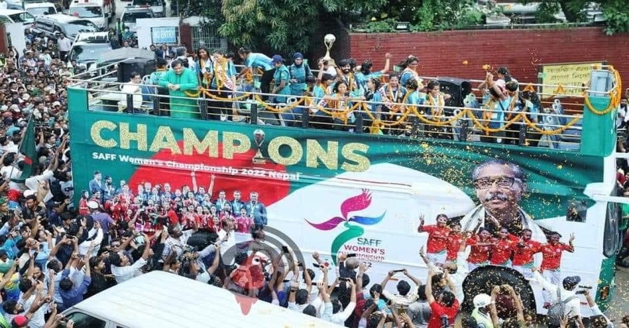 বিমানবন্দরে সাফজয়ী নারী ফুটবলারদের লাগেজ ভেঙে ডলার-টাকা চুরি