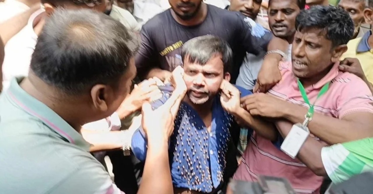 বগুড়ায় আদালত চত্বরে হিরো আলমকে মারধর, কান ধরে উঠবস