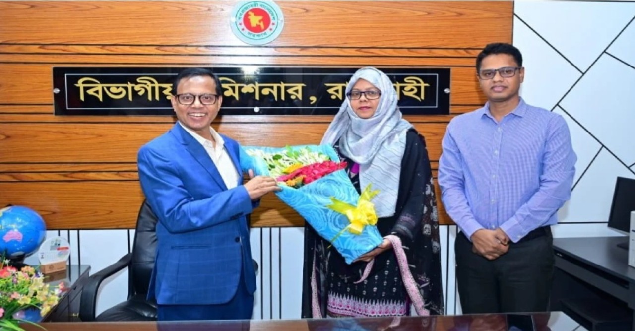 রাজশাহীর প্রথম নারী ডিসিকে শুভেচ্ছা জানালেন বিভাগীয় কমিশনার