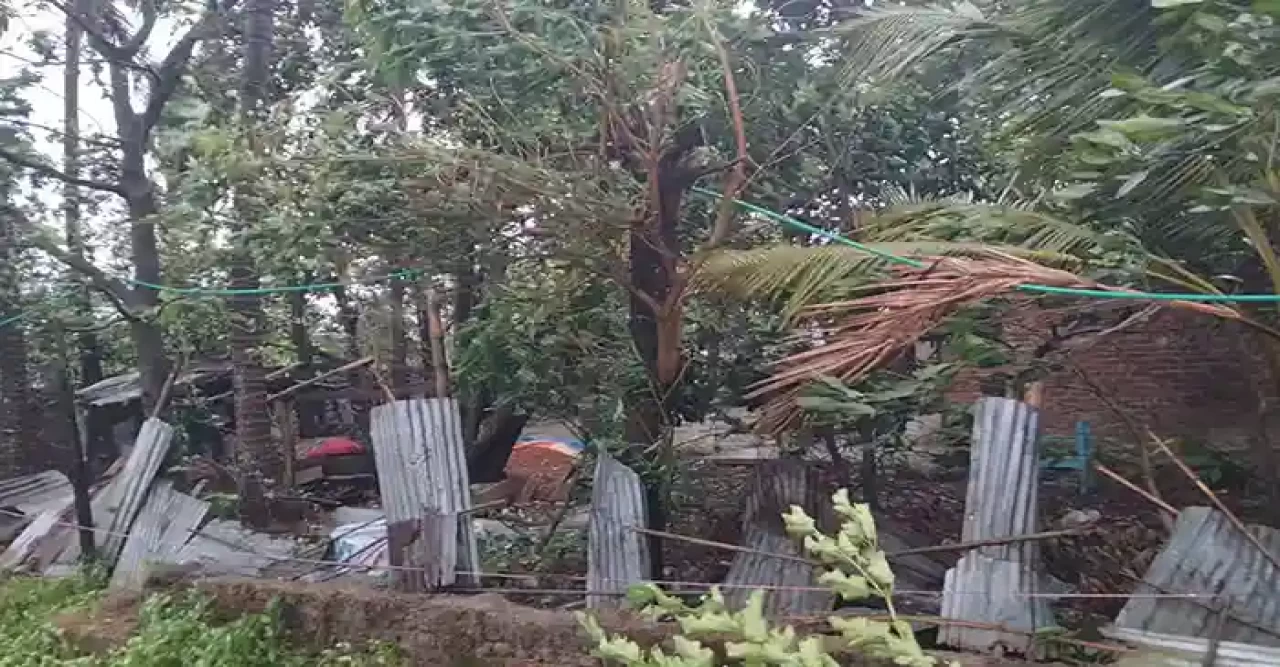 সেন্টমার্টিন ও টেকনাফে চলছে ঘূর্ণিঝড় মোখার তাণ্ডব
