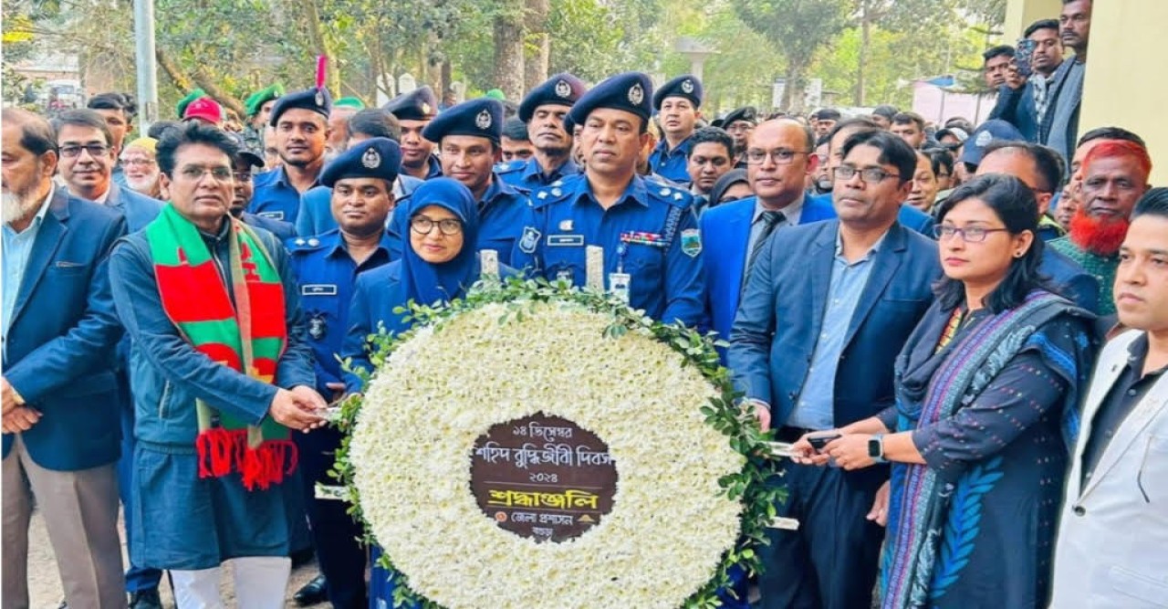 শহিদ বুদ্ধিজীবী দিবসে বগুড়া জেলা প্রশাসনের পুষ্পস্তবক অর্পণ ও আলোচনা সভা